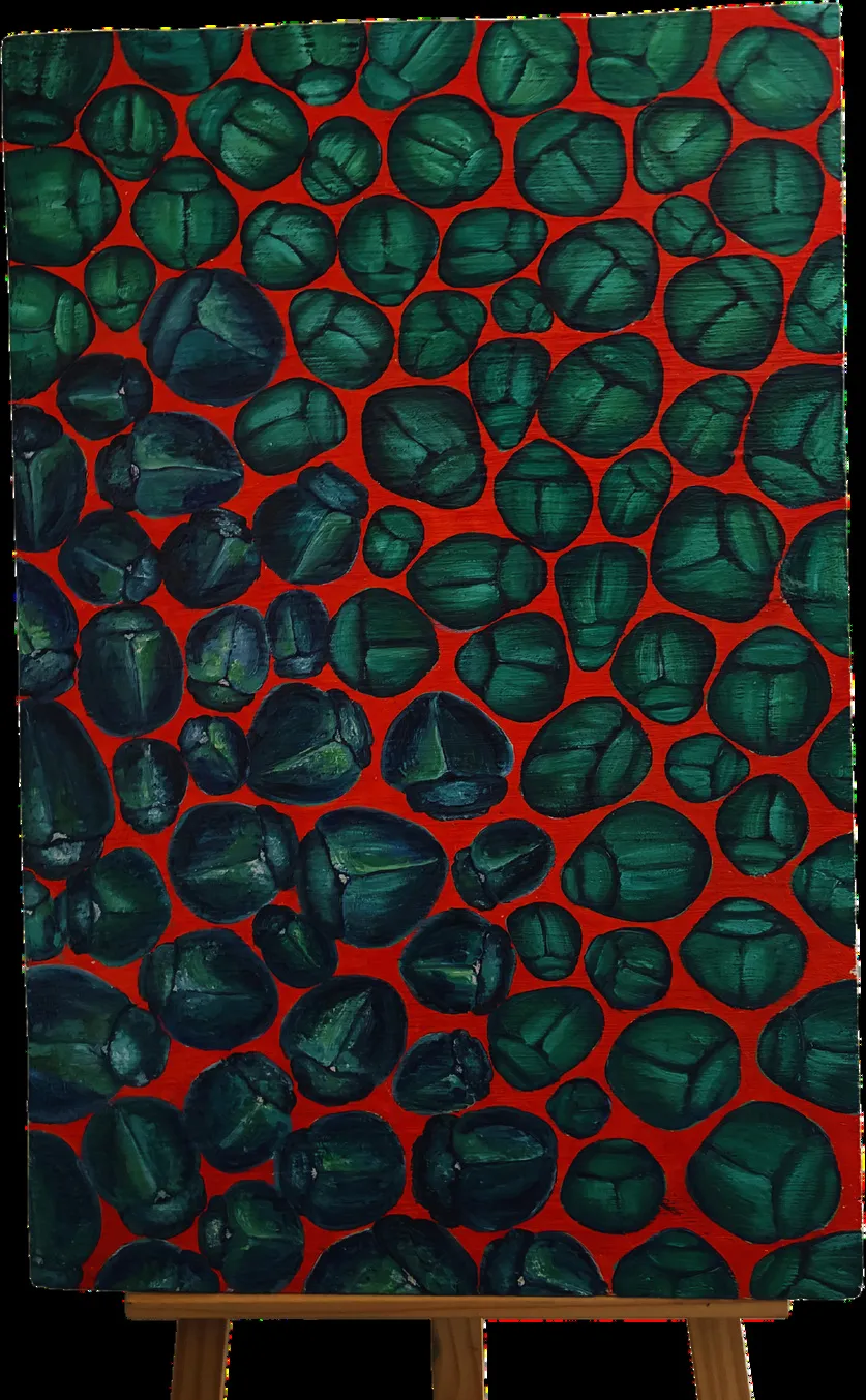 Pintura vertical de escarabajos verde oscuro dispuestos en filas apretadas sobre un fondo rojo intenso, formando una colonia densa.