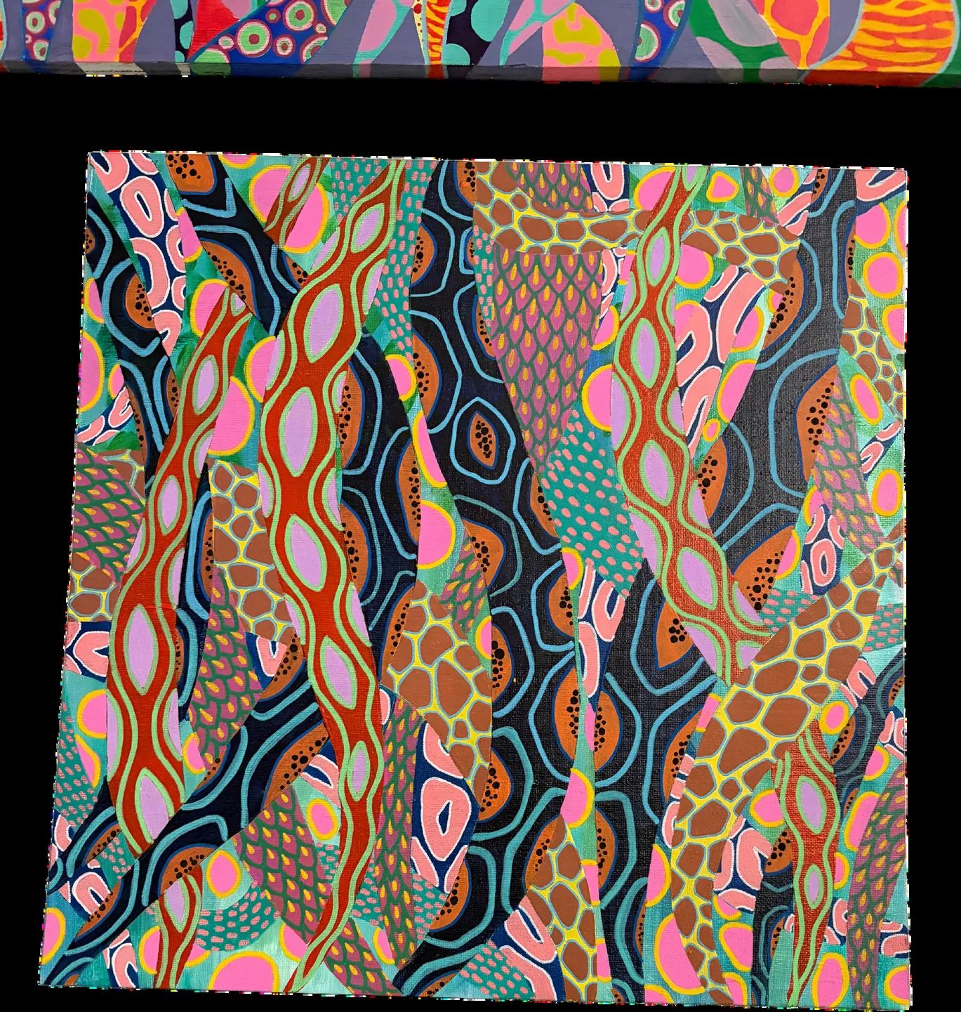 Pintura cuadrada con formas alargadas entrelazadas en rosa, ocre y azul, cada una rellena con un patrón distinto de puntos, rayas o retículas.